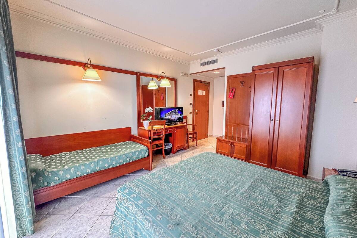 standard triple room | premium bedding, minibar, in-room safe, desk