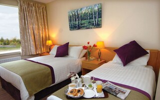 Escritorio, espacio para trabajar con laptop y cortinas blackout 