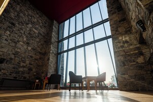 Bañera con ducha, secador de pelo, toallas