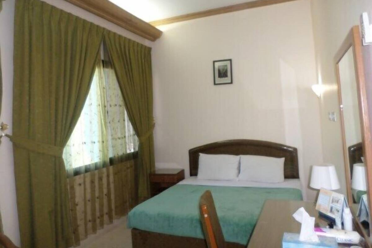 Iron/ironing board, WiFi (free)