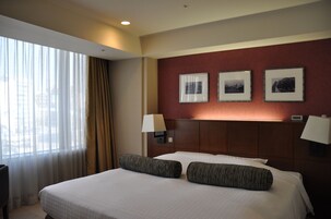 Escritorio, tabla de planchar con plancha, wifi gratis y ropa de cama 