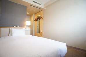 Edredons de pluma, cofres nos quartos, escrivaninha, cortinas blackout