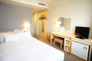 Down comforters, in-room safe, desk, blackout drapes