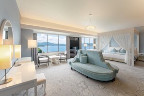 Privilege, Junior suite, 1 tweepersoonsbed, uitzicht op zee | Een kluis op de kamer, een bureau, gratis wifi, beddengoed