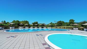 Seasonal outdoor pool, open 9:00 AM to 5:30 PM, pool umbrellas