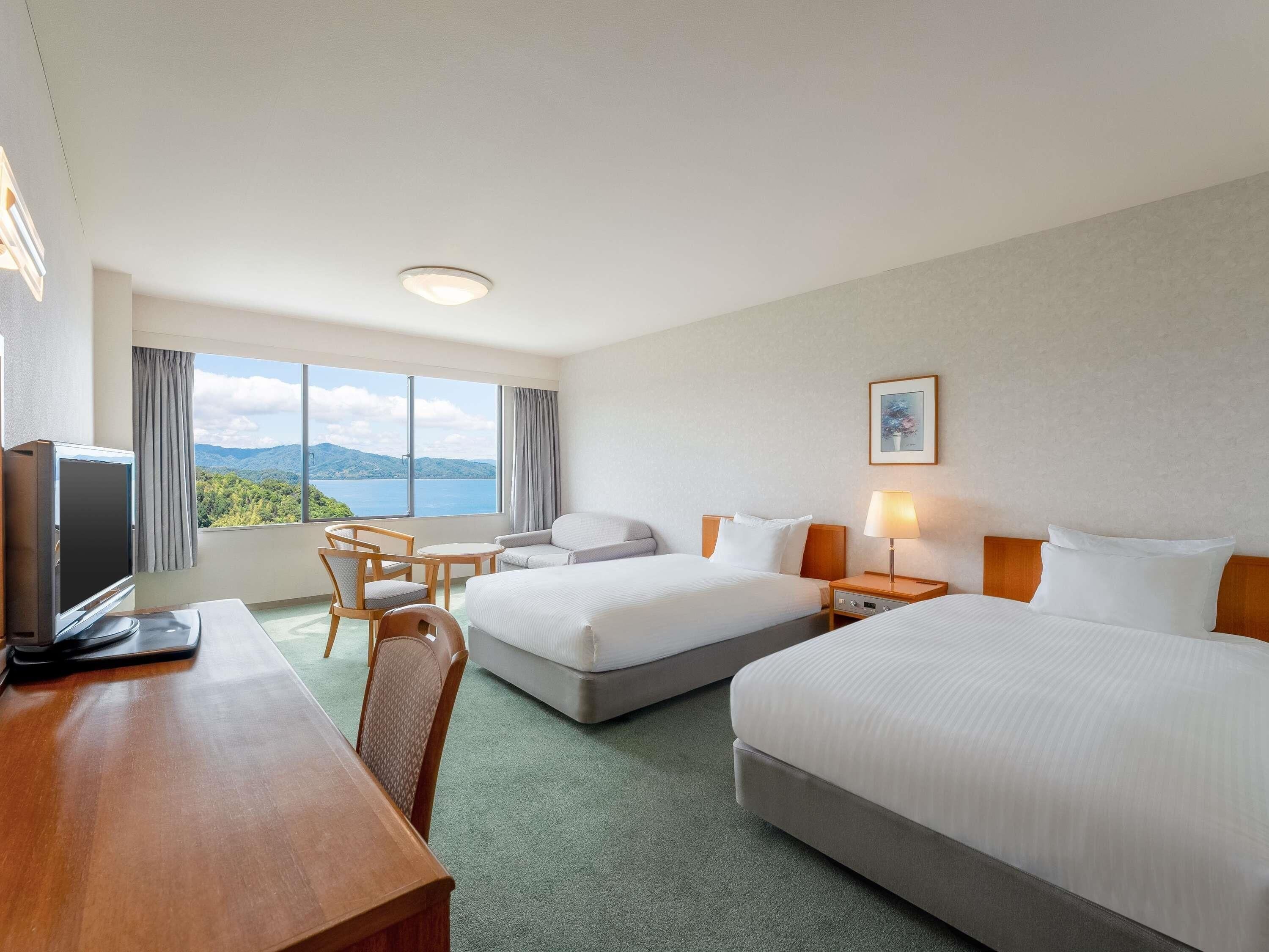 Habitación clásica, varias camas, vista al mar | Caja de seguridad en la habitación, escritorio y wifi gratis 