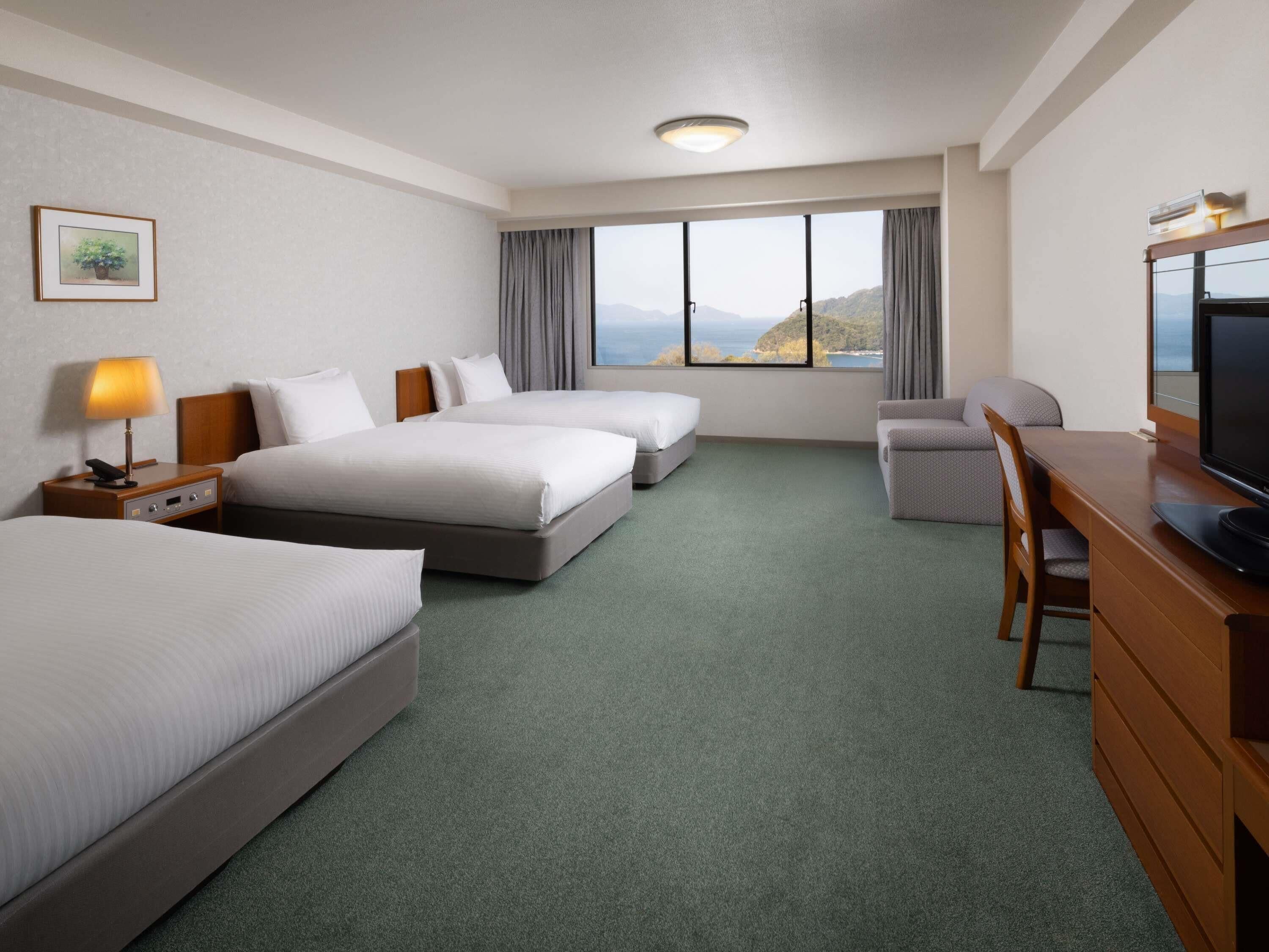 Habitación clásica, 3 camas individuales, vista al mar | Caja de seguridad en la habitación, escritorio y wifi gratis 