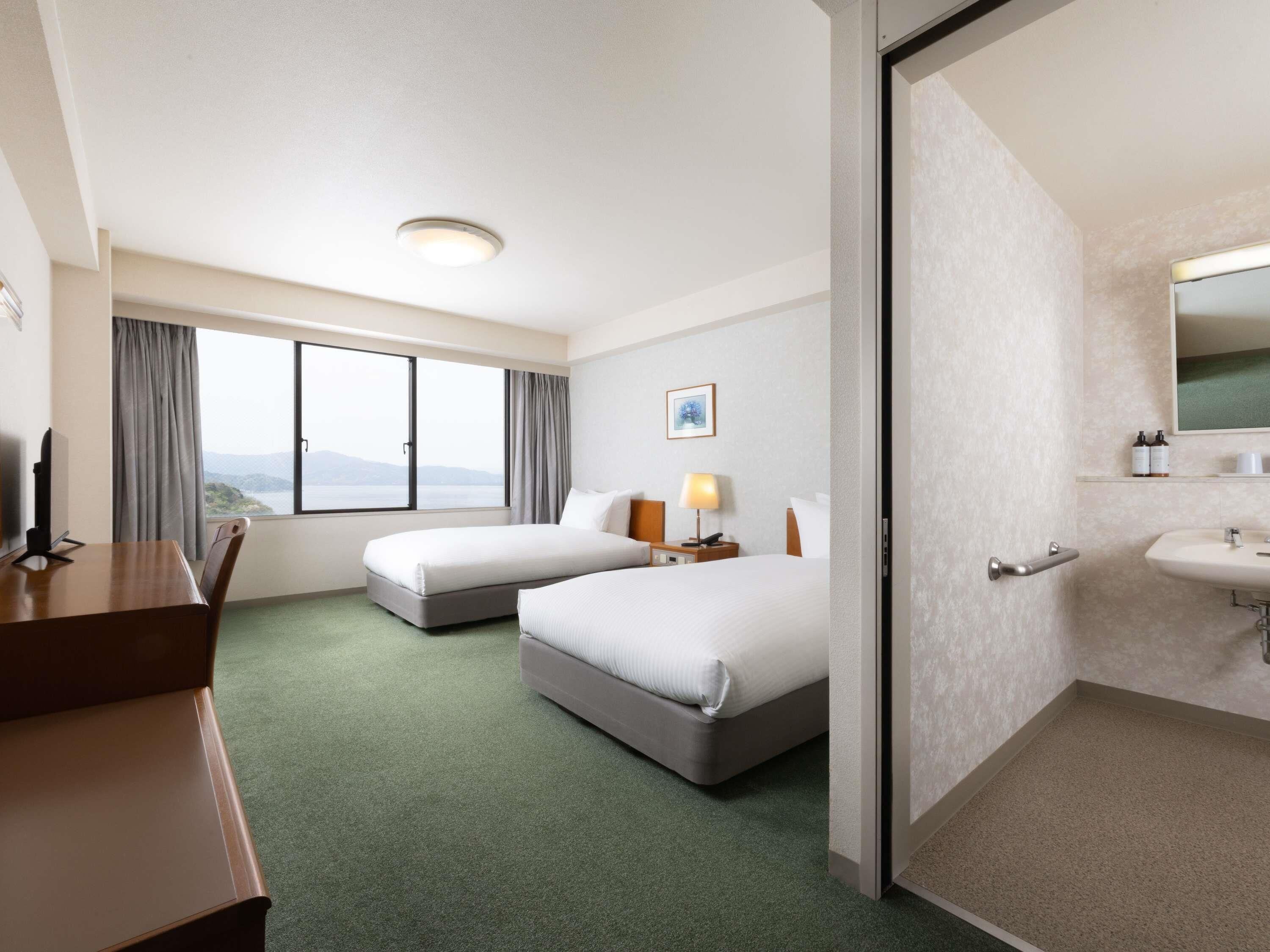 Habitación clásica, 2 camas individuales, accesible para personas con discapacidad, vistas al mar | Caja fuerte, escritorio, wifi gratis y ropa de cama