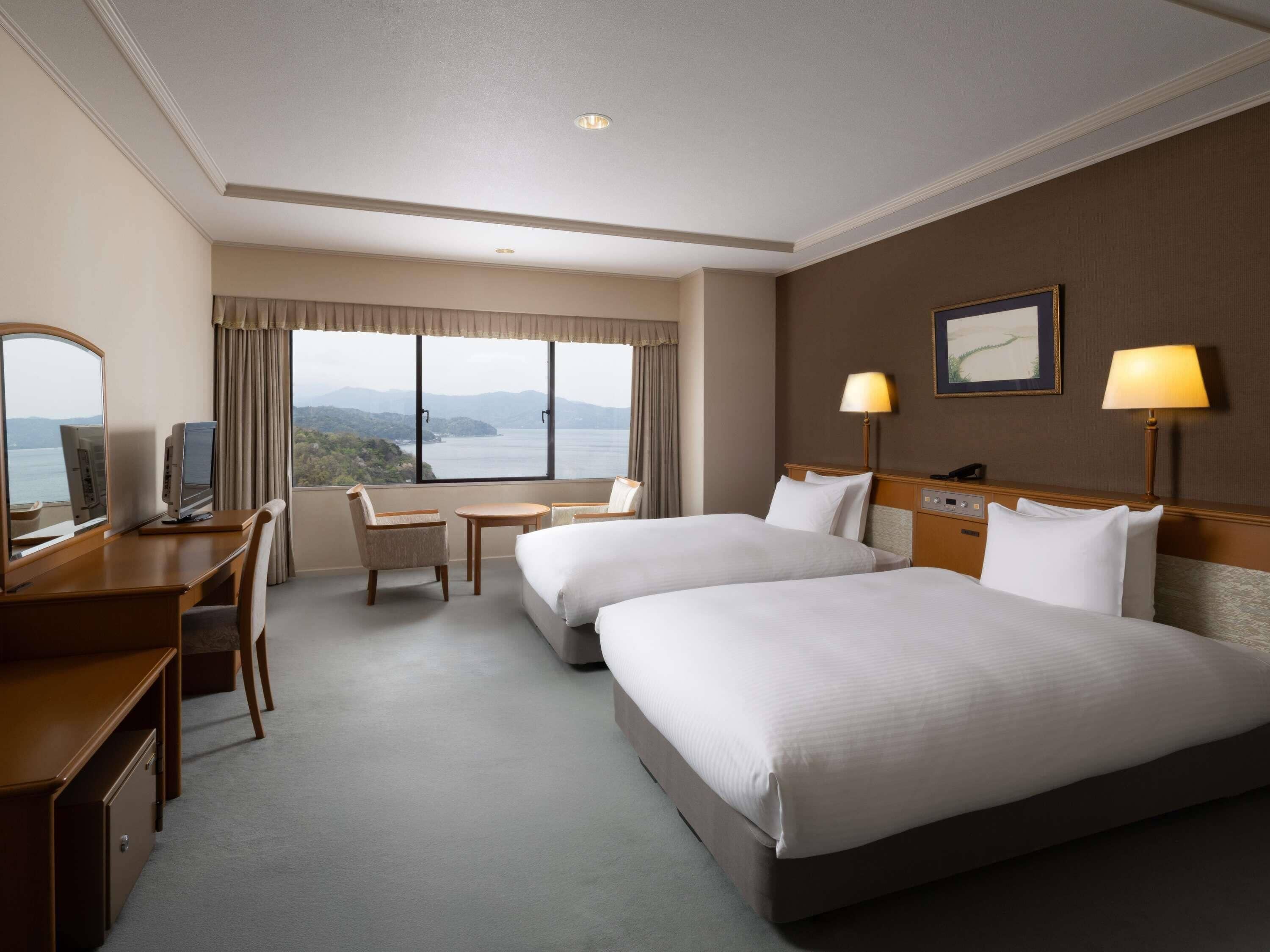 Deluxe Suite, Berbilang Katil, Sea View | Peti besi dalam bilik, meja, Wi-fi percuma, cadar katil 