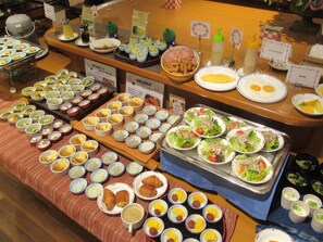 Daily full breakfast (JPY 1300 per person)