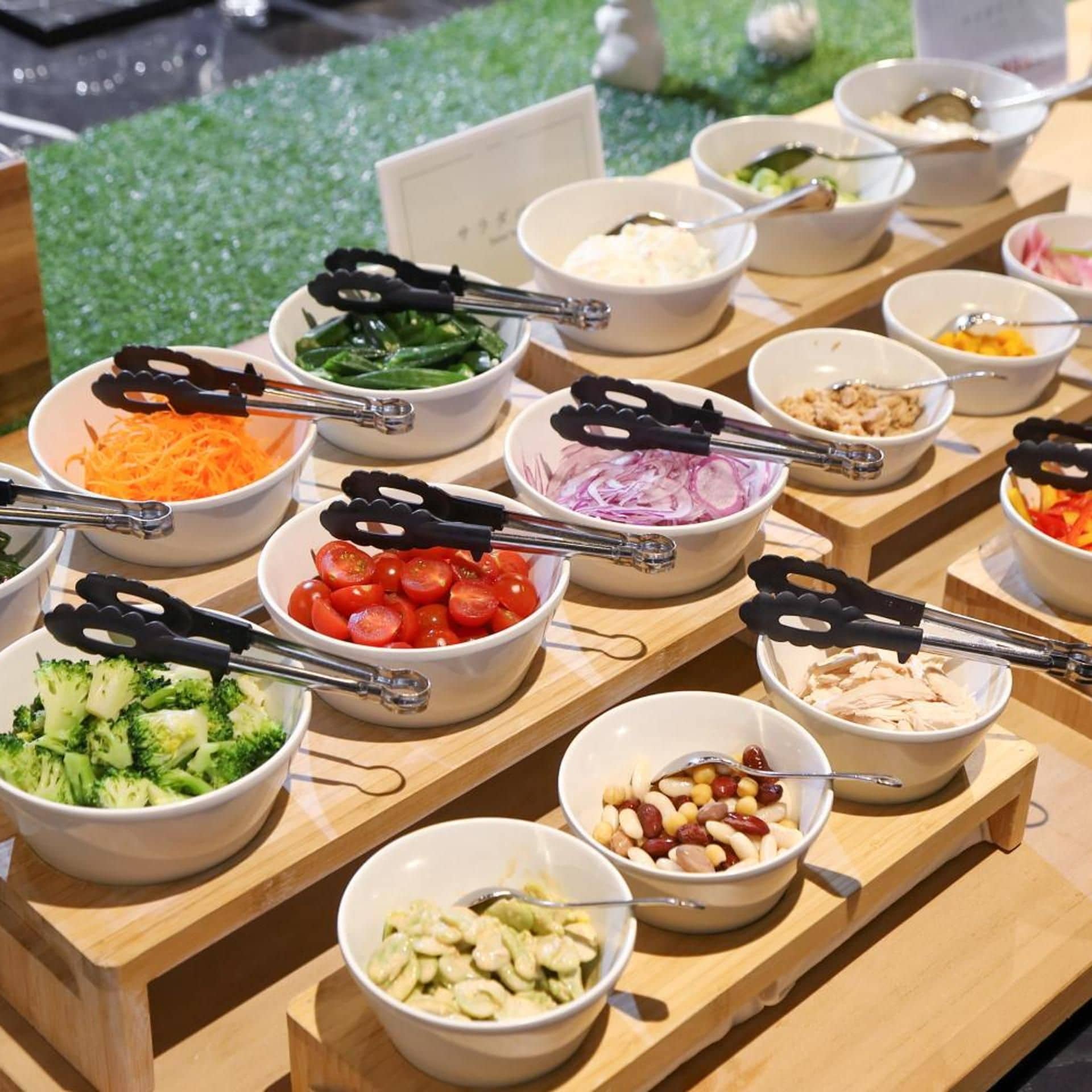 Une table de buffet avec divers plats et ustensiles de service.