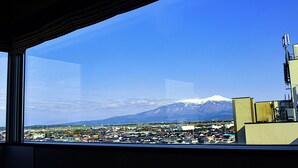 A view of a town with a mountain in the background. - Tsukino Hotel (Sakata)