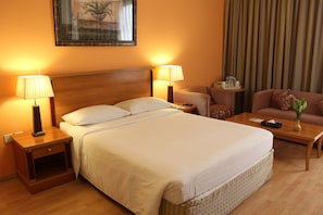 Chambre exécutive | Coffre-fort, bureau, fer et planche à repasser, lit de bébé (gratuit)