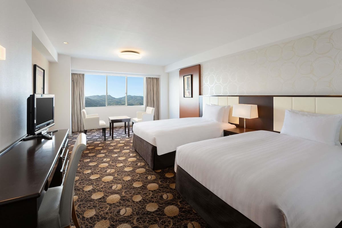 Chambre Standard, Plusieurs lits, vue sur la montagne | Coffre-fort, bureau, accès au Wi-Fi (inclus), literie fournie