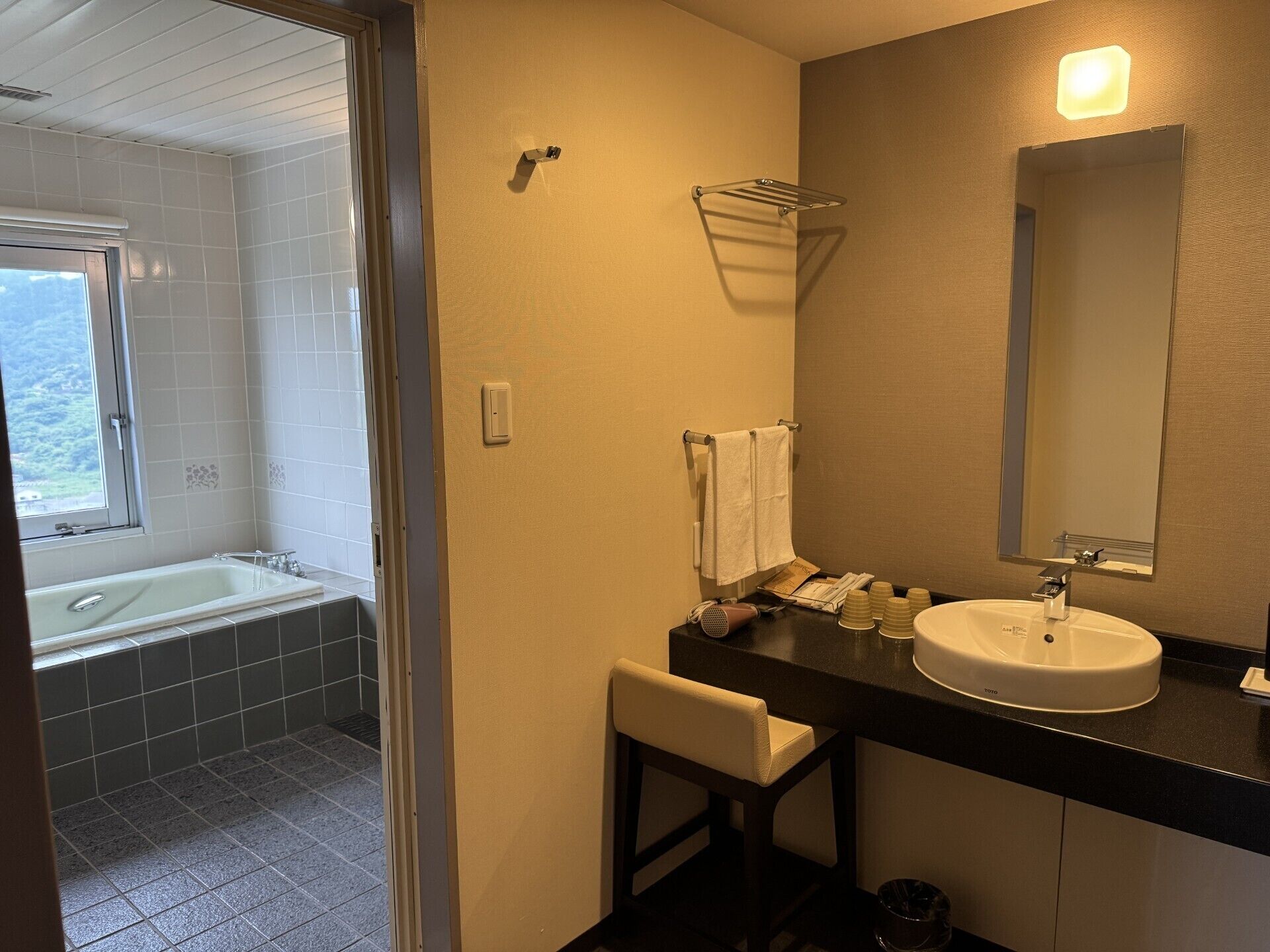 deluxe suite, 2 single beds, sea view | bathroom | combined shower/bathtub, deep-soaking bathtub, free toiletries