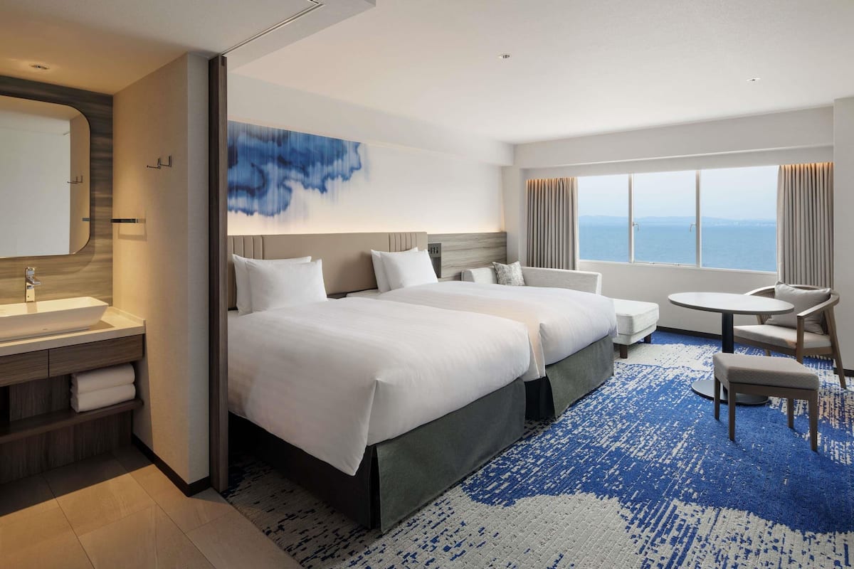 Quarto superior, várias camas, vista para o oceano | Cofres nos quartos, escrivaninha, Wi-Fi de cortesia, roupa de cama