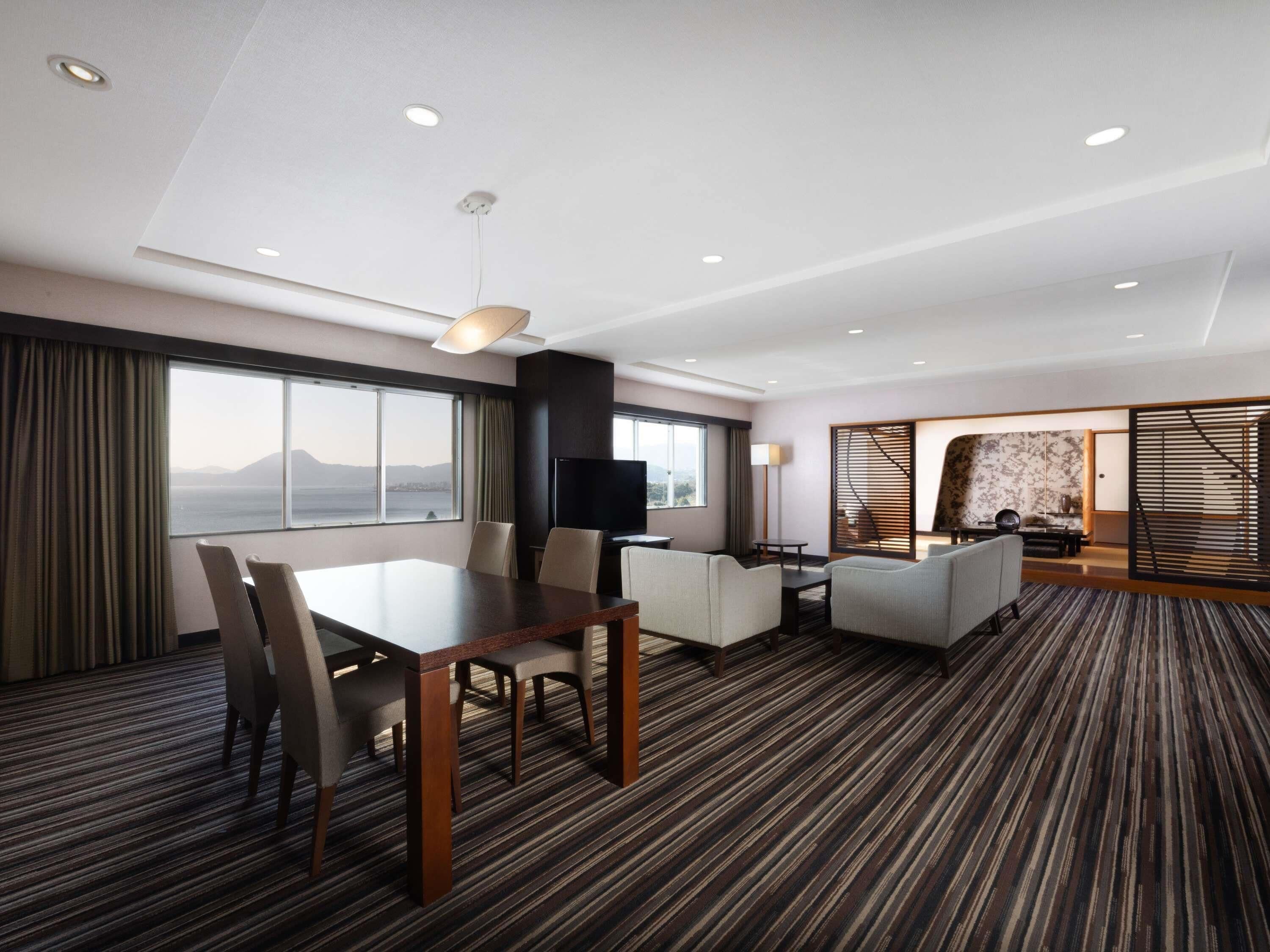 Deluxe-sviitti, 2 yhden hengen sänkyä, merinäköala | Tallelokero huoneessa, työpöytä, ilmainen Wi-Fi, vuodevaatteet