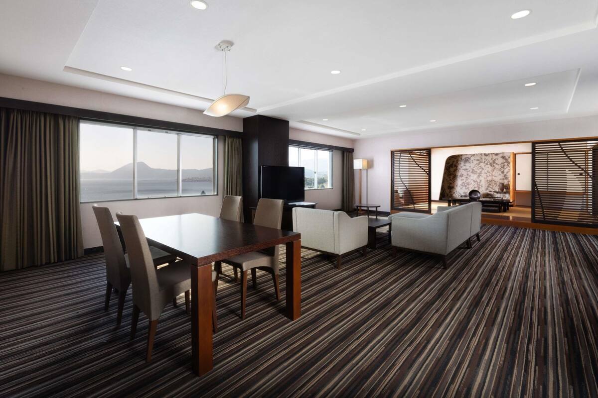 Suíte luxo, 2 camas de solteiro, vista para o mar | Cofres nos quartos, escrivaninha, Wi-Fi de cortesia, roupa de cama