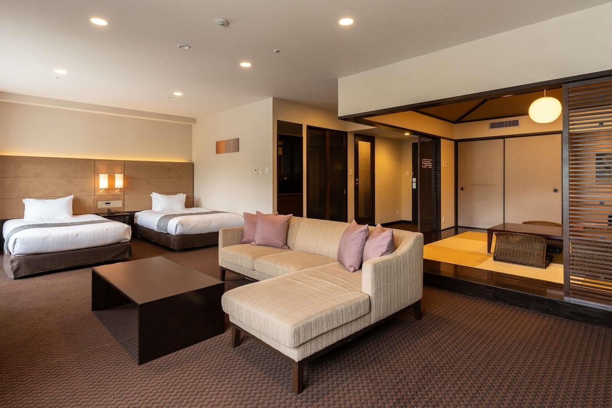 Standard Suite, 2 Twin Beds, Mountain View | In-room safe, desk, free WiFi, bed sheets