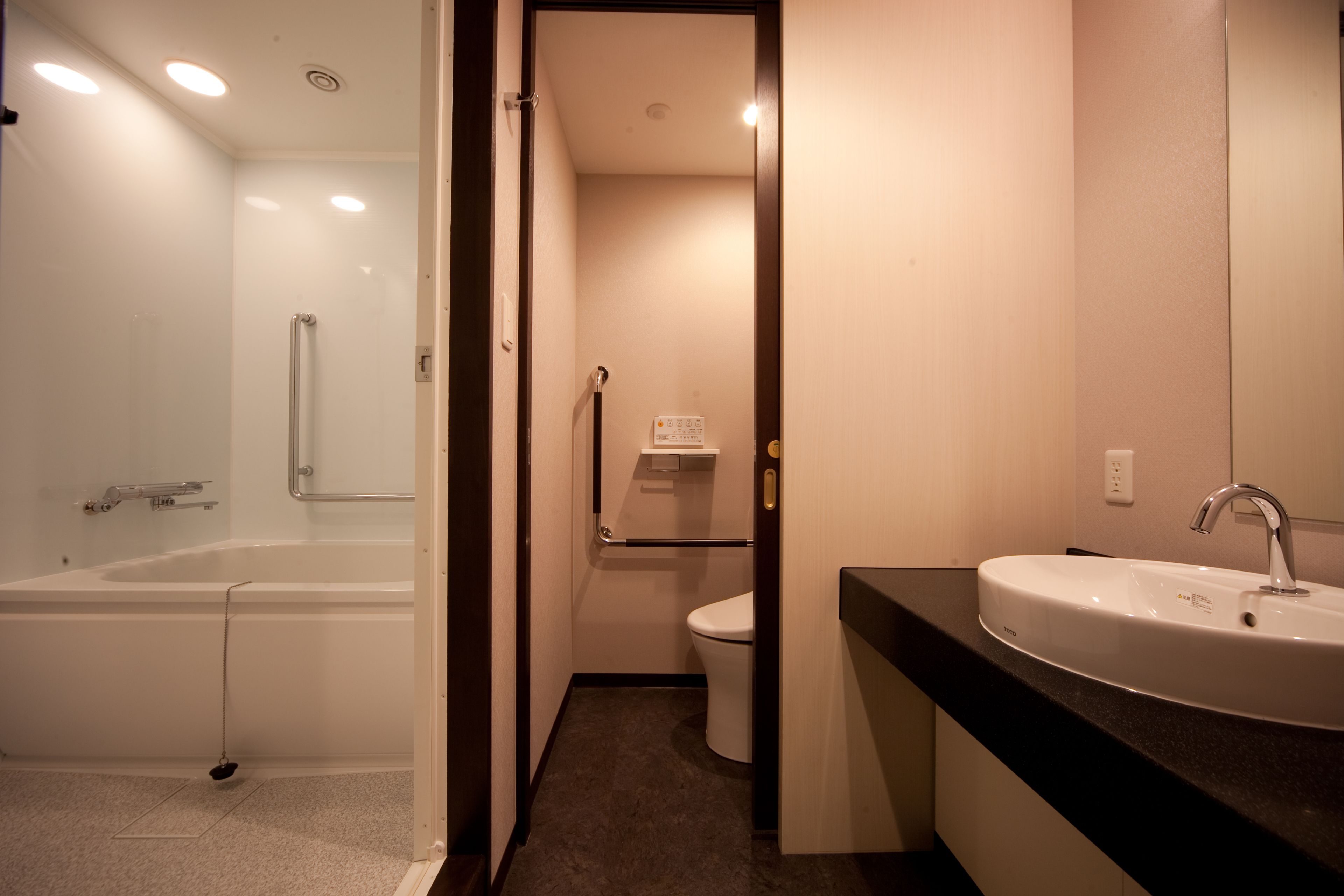 combined shower/bathtub, deep-soaking bathtub, free toiletries