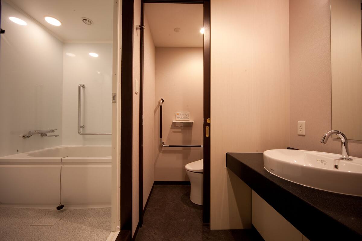 combined shower/bathtub, deep-soaking bathtub, free toiletries