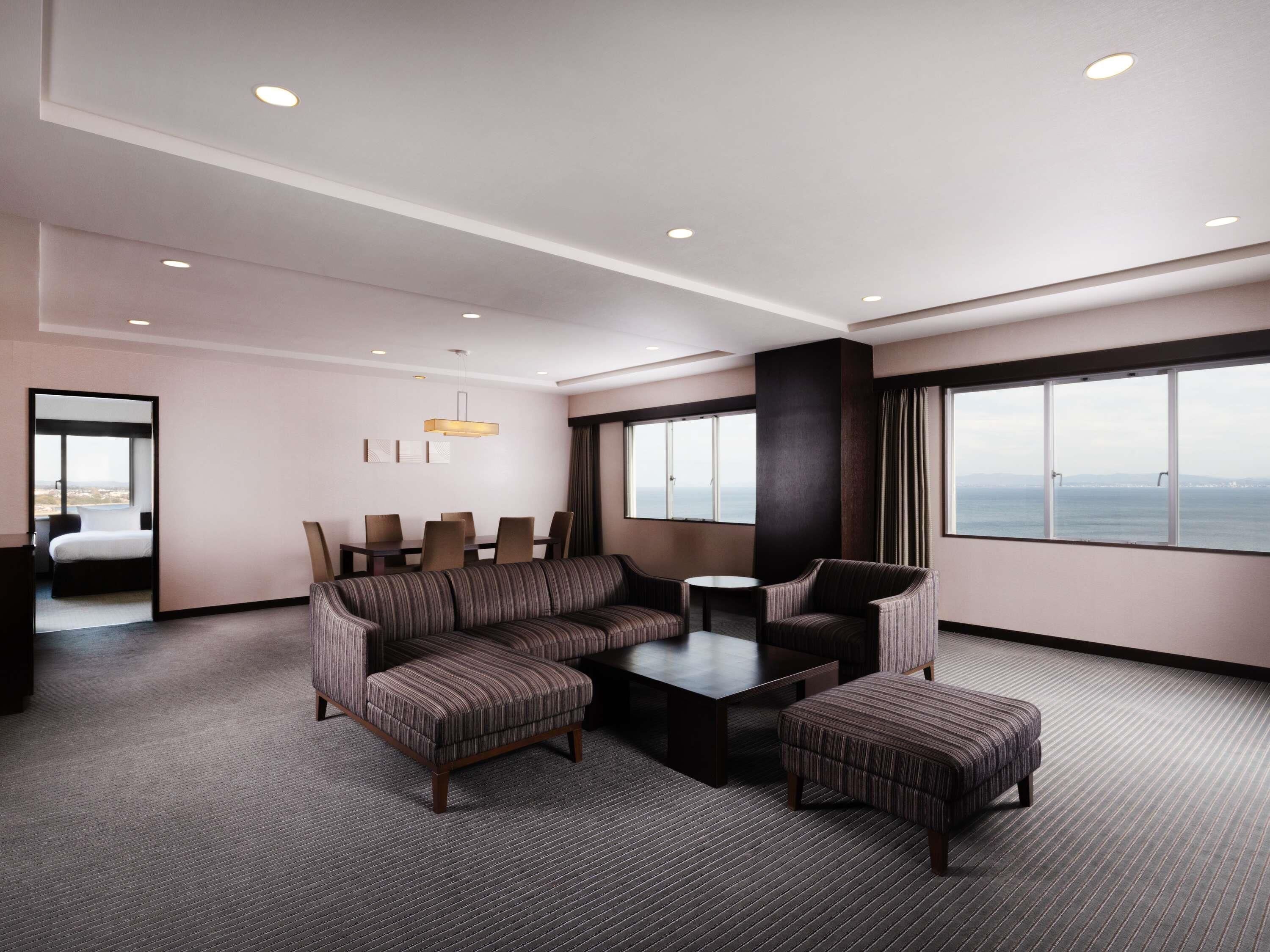 Deluxe-sviitti, useita sänkyjä, merinäköala | Tallelokero huoneessa, työpöytä, ilmainen Wi-Fi, vuodevaatteet