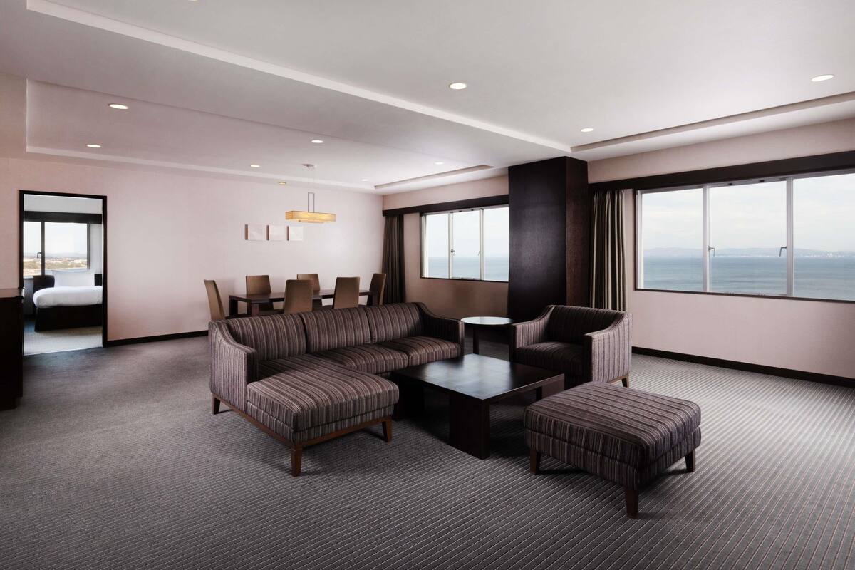 Suíte luxo, várias camas, vista para o mar | Cofres nos quartos, escrivaninha, Wi-Fi de cortesia, roupa de cama