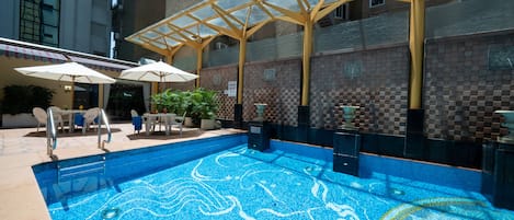 Una piscina al aire libre de temporada