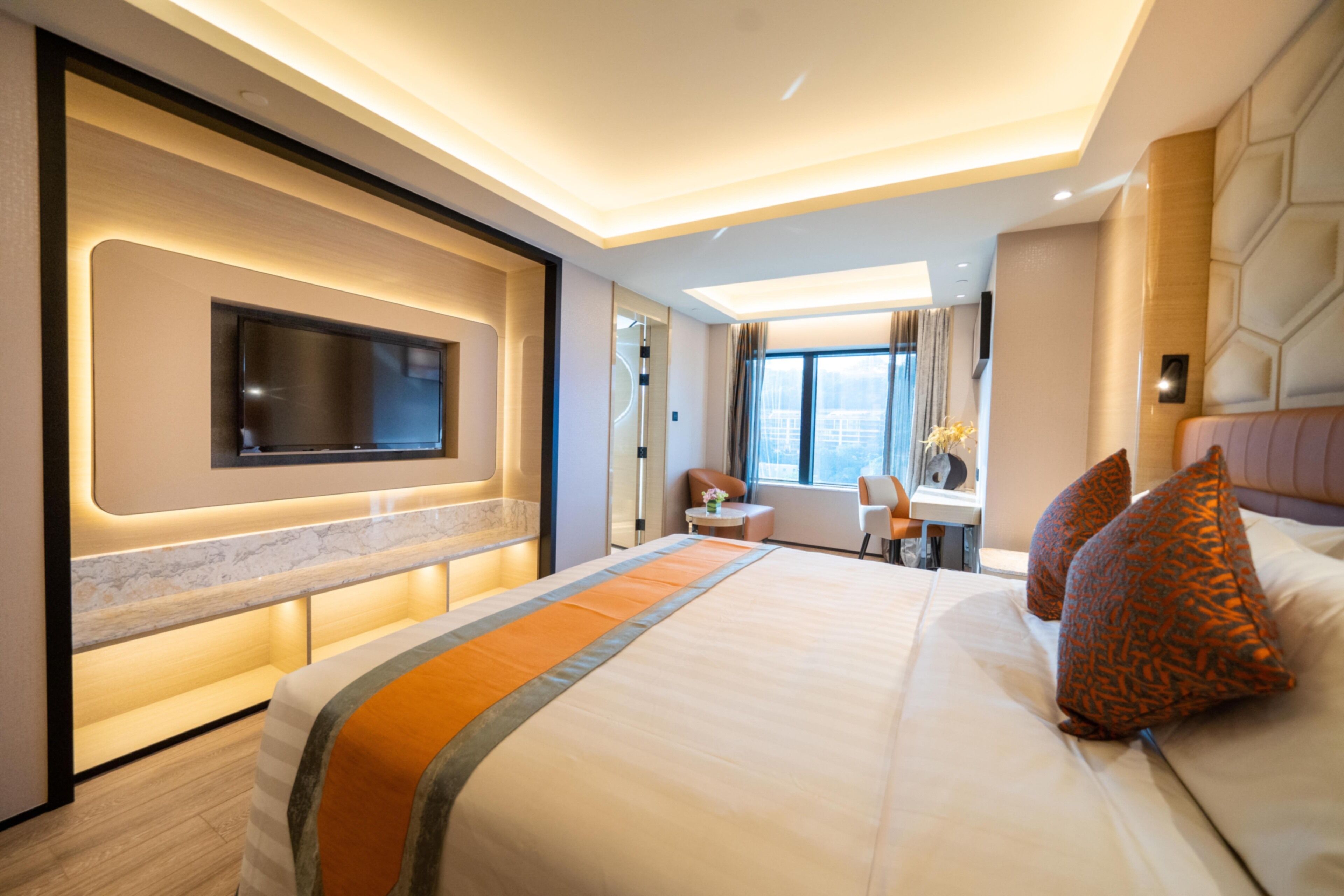 Minibar, coffres-forts dans les chambres, bureau