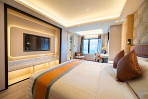 Minibar, in-room safe, desk, iron/ironing board - Hotel Golden Dragon (Macau)