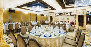 2 restaurants, breakfast served - Hotel Golden Dragon (Macau)