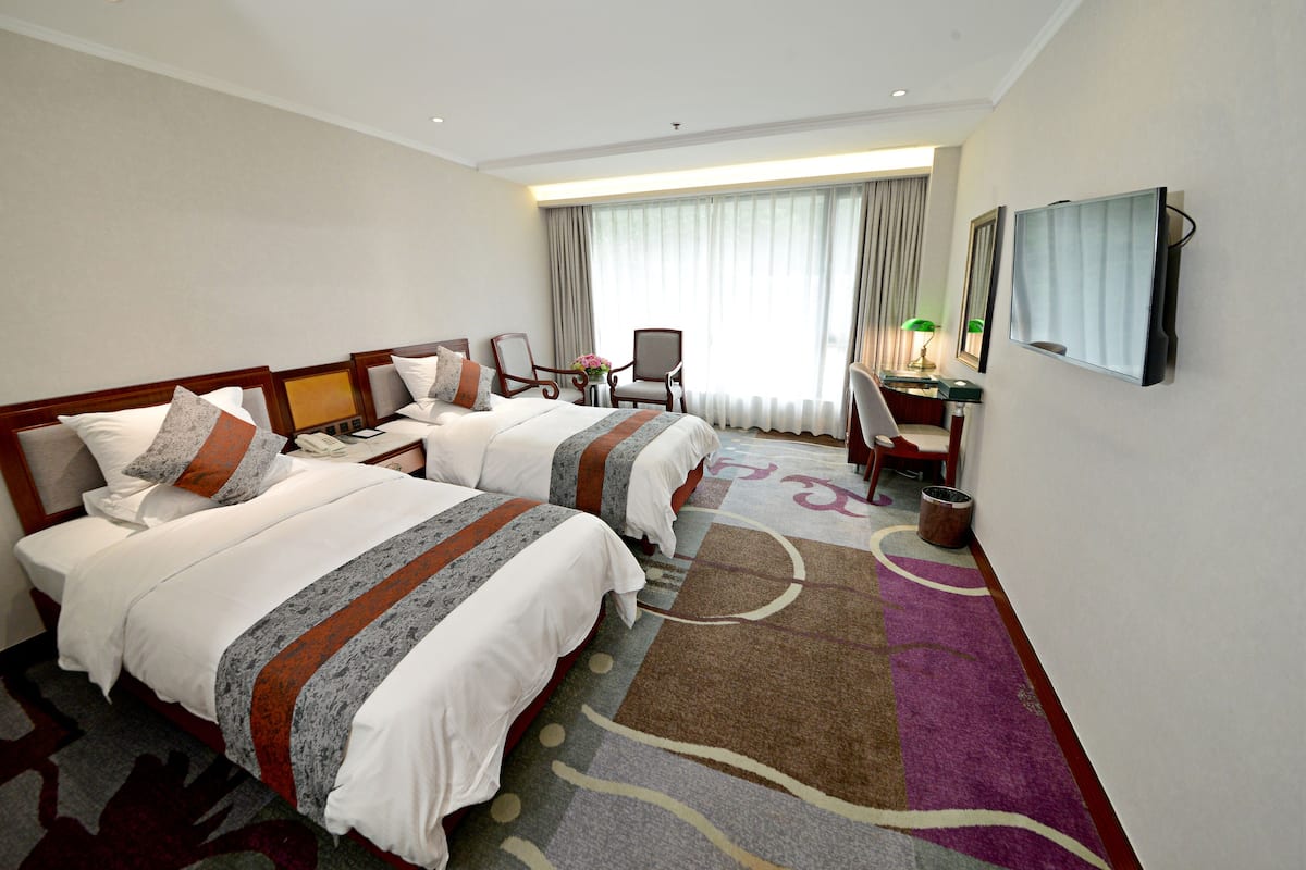 Luxe beddengoed, donzen dekbedden, een minibar, een bureau