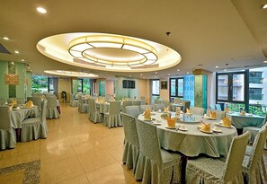 Breakfast, lunch, dinner served; seafood - Guia (Macau)