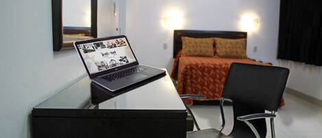 Single Room | In-room safe, desk, soundproofing, iron/ironing board