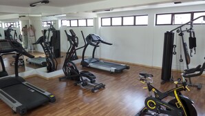 A gym with various exercise equipment including treadmills, stationary bikes, and weight machines. - Intiotel - Chiclayo (Chiclayo)