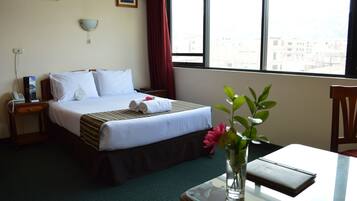 Työpöytä, kannettavalle tietokoneelle sopiva työtila