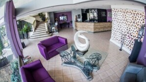 Lobby sitting area - Hotel Real Azteca Boulevard (León)