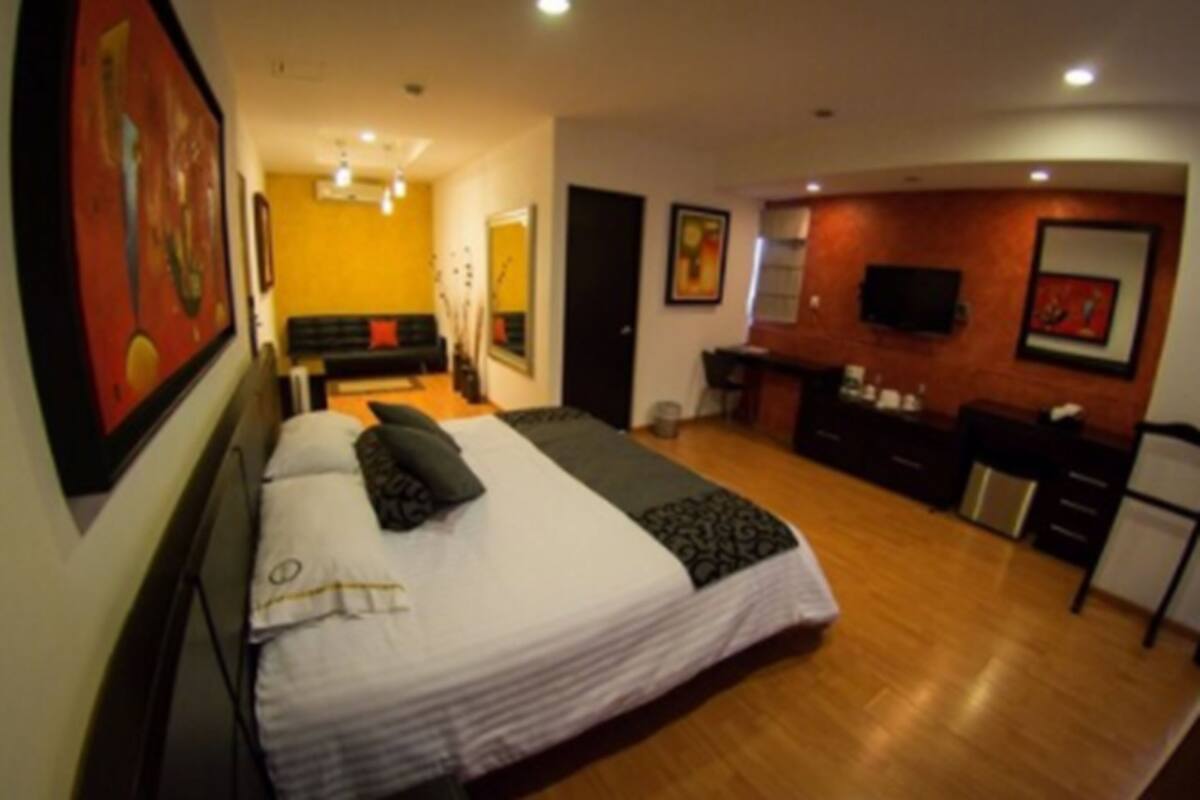 Suite, 1 kingsize-seng | Safe på rommet, skrivebord, strykejern/-brett og wi-fi (inkludert)
