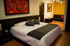 Suite, 1 kingsize bed | Een kluis op de kamer, een bureau, een strijkplank/strijkijzer