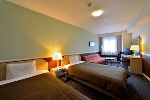 Edredón, muebles diferentes, escritorio y tabla de planchar con plancha