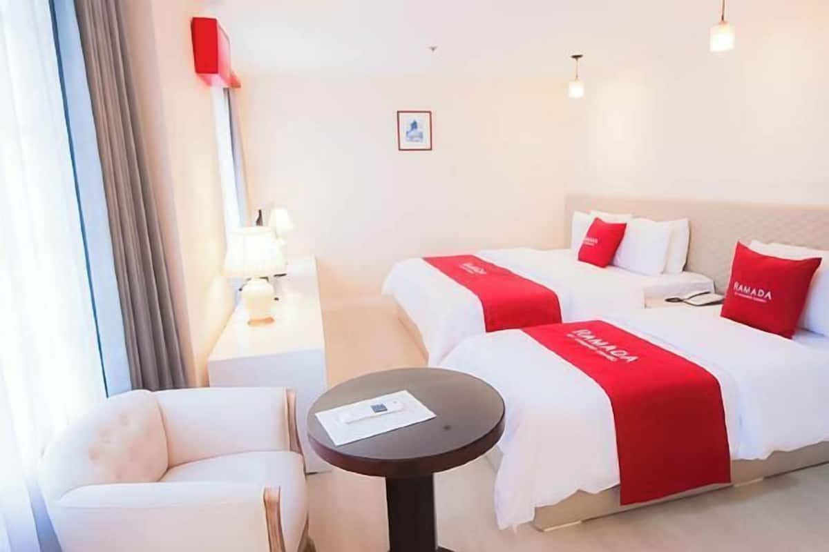 1 bedroom, down duvets, Select Comfort beds, blackout curtains