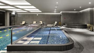 Una piscina cubierta