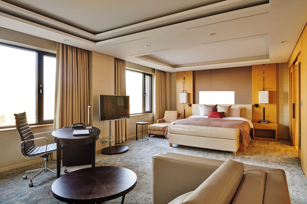 Studio Suite (Indoor pool access for 2) | Minibar, in-room safe, desk, blackout curtains