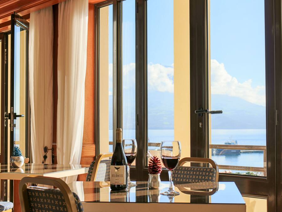 Serveert lunch en diner, lokale gerechten