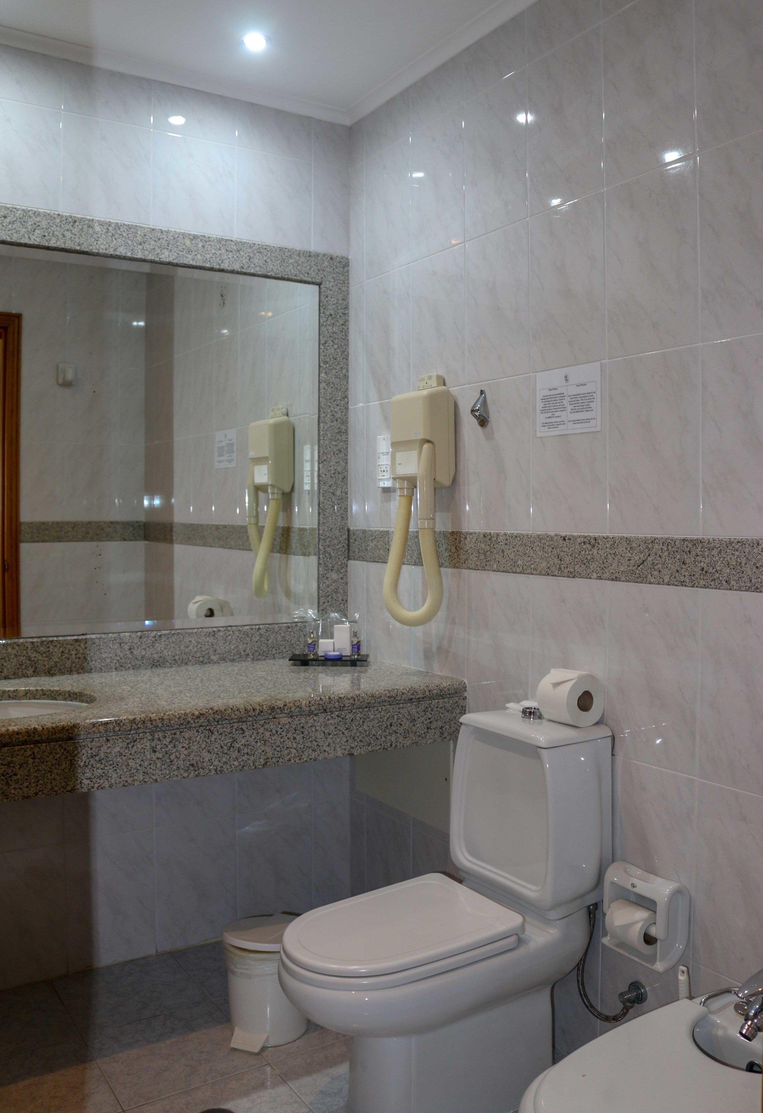 combined shower/bathtub, free toiletries, hair dryer, towels