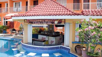 Bar junto a la piscina