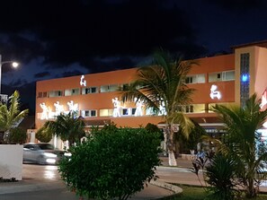 Front of property – evening/night - Hotel Barracuda Cozumel (Cozumel)