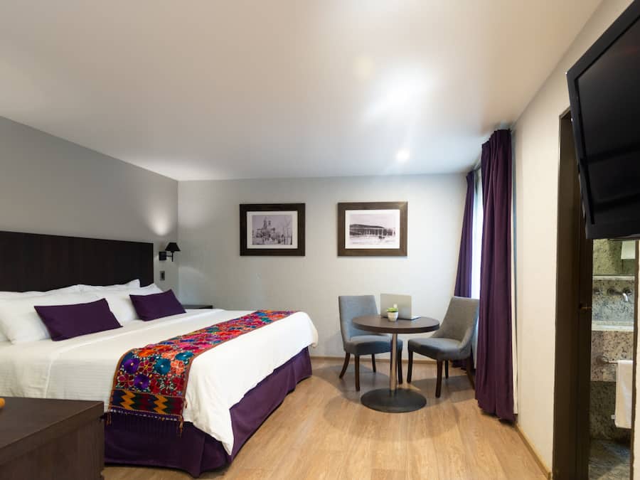 Traditional Room, 1 Katil Raja (King) | Peti besi dalam bilik, meja, ruang kerja komputer riba