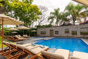 Kolam renang outdoor, dengan kursi berjemur