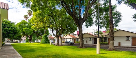 Zona residencial con casas, aceras y árboles.